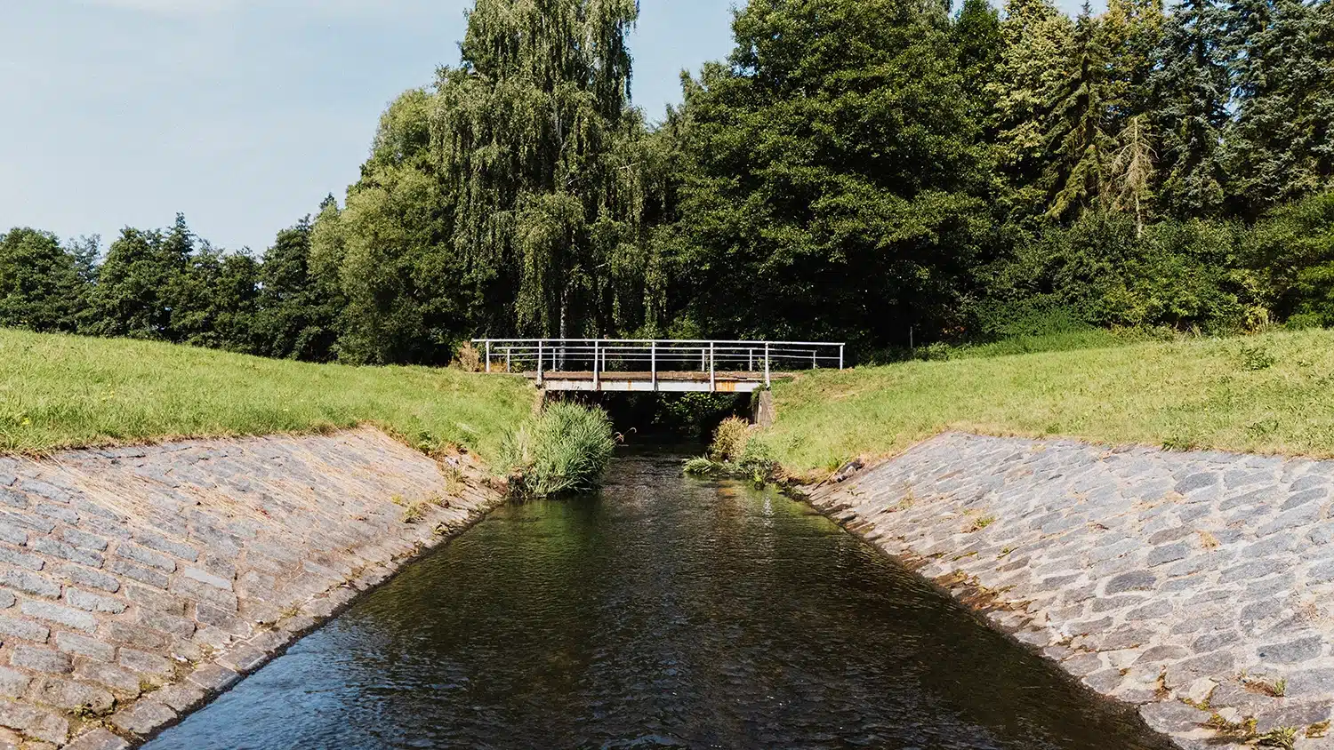 befestigtes Ufer vom Bachlauf