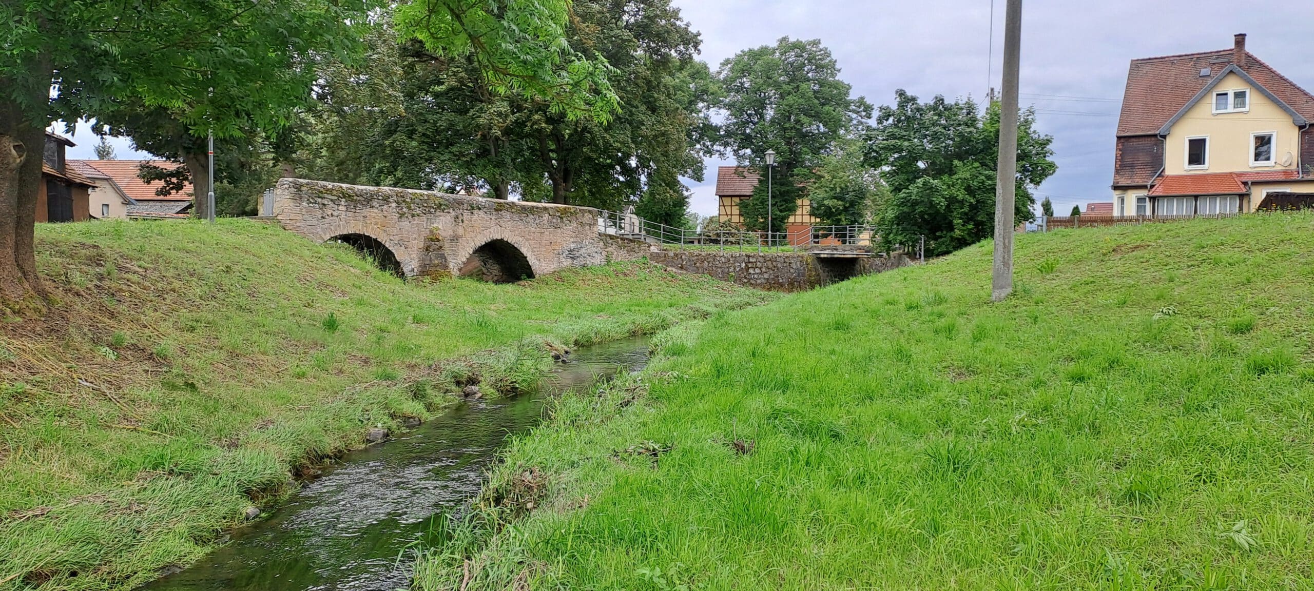 Orla in Dreitzsch Blick zum Anger mit historischer Bogenbrücke